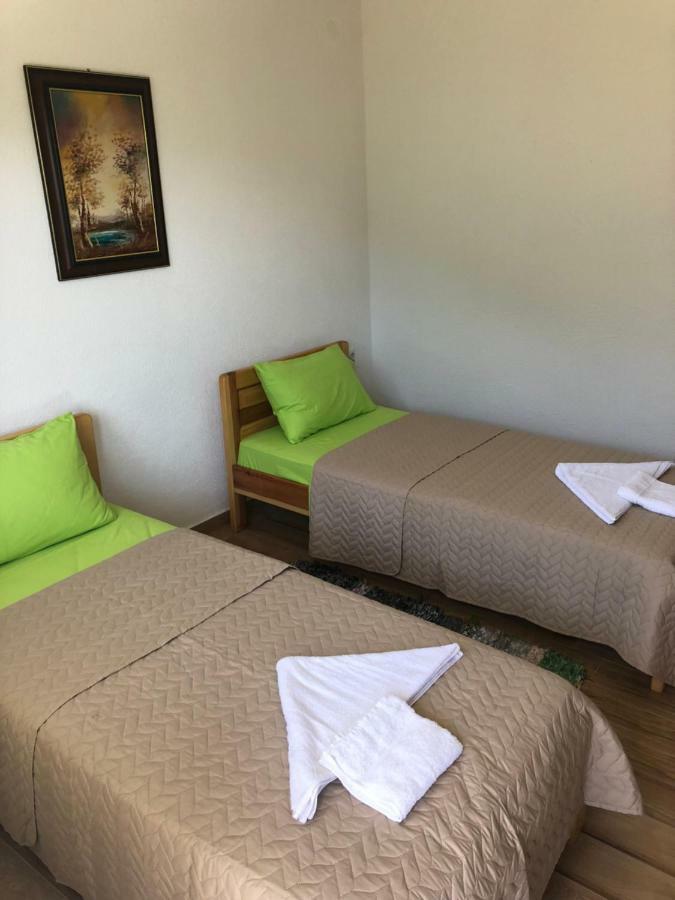 Bed and Breakfast Visitor Yard Plav Esterno foto