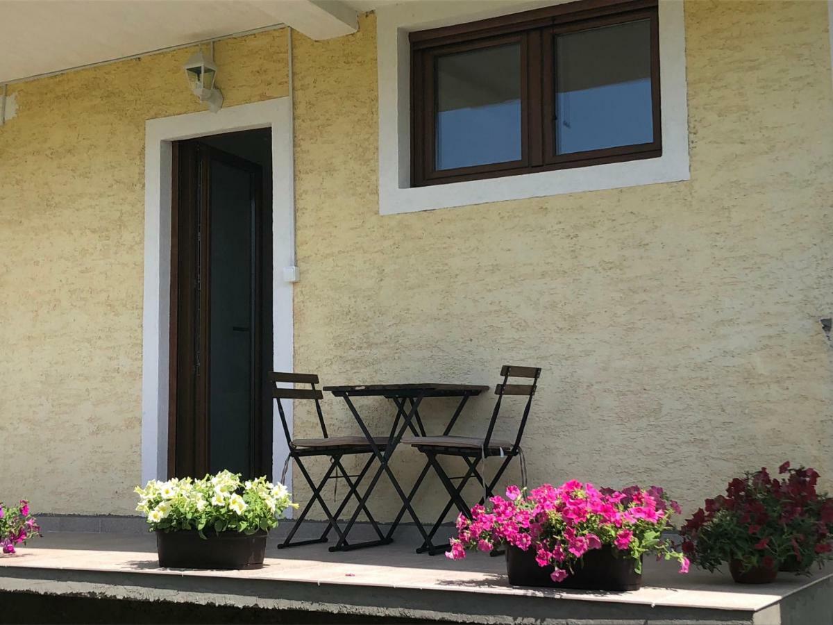 Bed and Breakfast Visitor Yard Plav Esterno foto